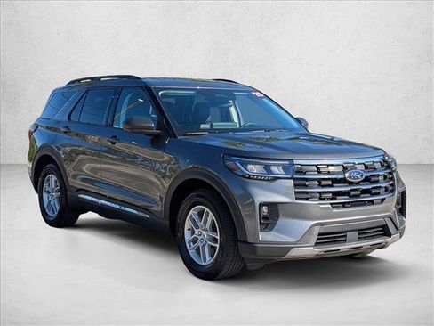 Used 2025 Ford Explorer Active w/ Active Comfort Package image 3