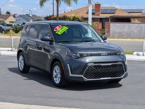 Used 2025 Kia Soul LX w/ LX Technology Package FWD image 3
