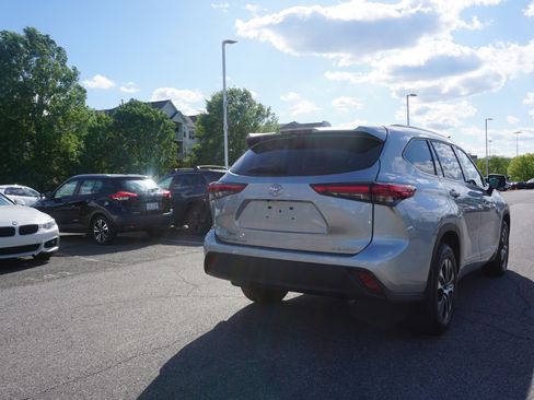 Used 2022 Toyota Highlander XLE image 4