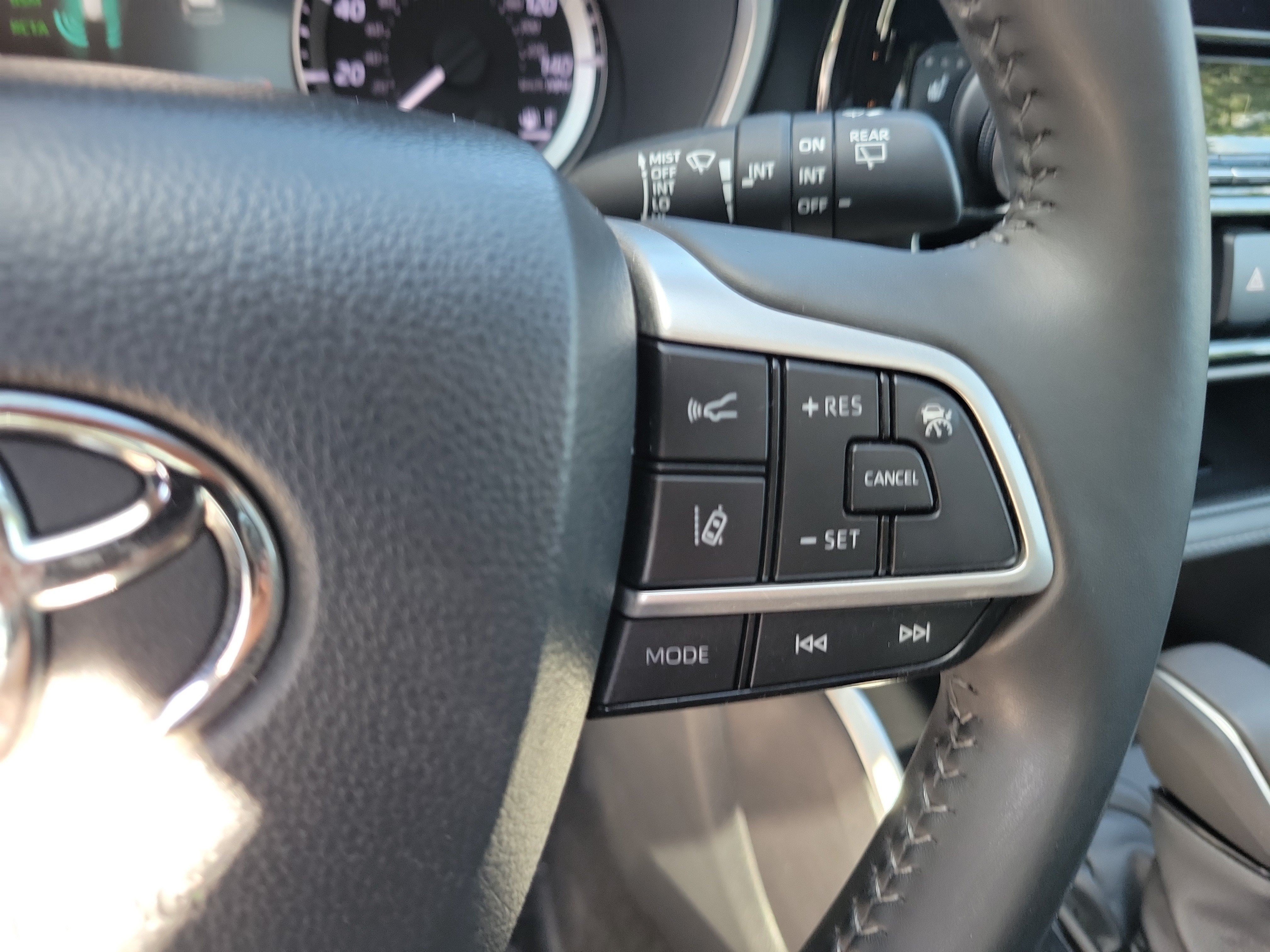 Used 2024 Toyota Highlander XLE FWD image 31