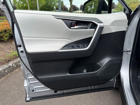 Used 2020 Toyota RAV4 XLE AWD/4WD image 11