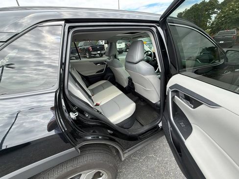 Used 2021 Toyota RAV4 XLE Premium AWD/4WD image 15
