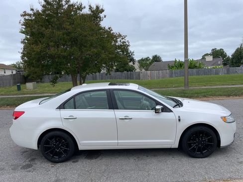 Used 2010 Lincoln MKZ image 7