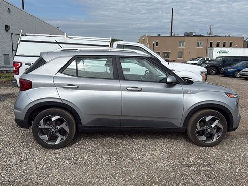 Used 2024 Hyundai Venue SEL FWD image 10