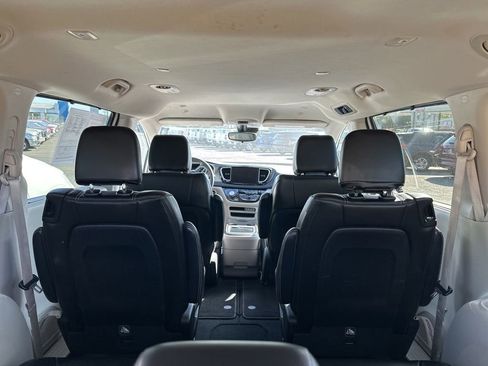 Used 2024 Chrysler Pacifica Touring-L FWD image 11