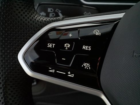 Certified 2024 Volkswagen Tiguan SE R-Line image 25