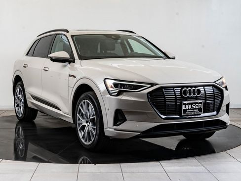 Used 2021 Audi e-tron Prestige w/ Prestige Package image 12