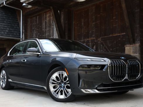 Used 2025 BMW i7 xDrive60 image 3