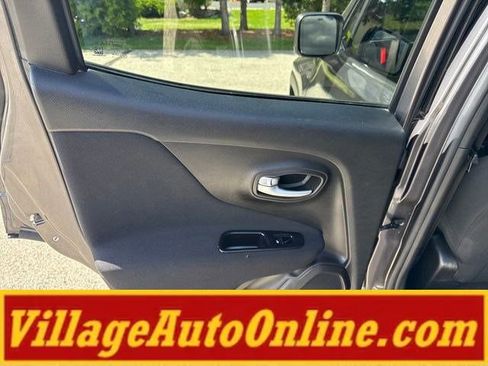 Used 2019 Jeep Renegade Latitude w/ Cold Weather Group AWD/4WD image 32