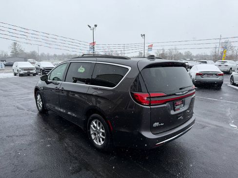 Used 2022 Chrysler Pacifica Touring-L image 7