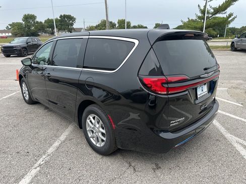 New 2026 Chrysler Pacifica Select image 24
