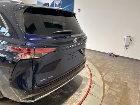 New 2026 Toyota Sienna Platinum image 6