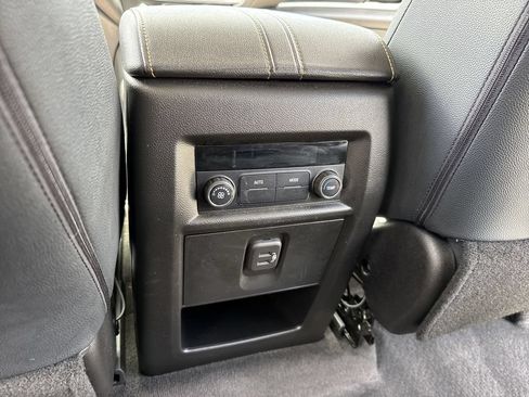Used 2019 Chevrolet Traverse LT FWD image 37
