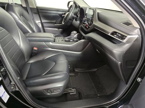 Used 2022 Toyota Highlander XLE AWD/4WD image 11