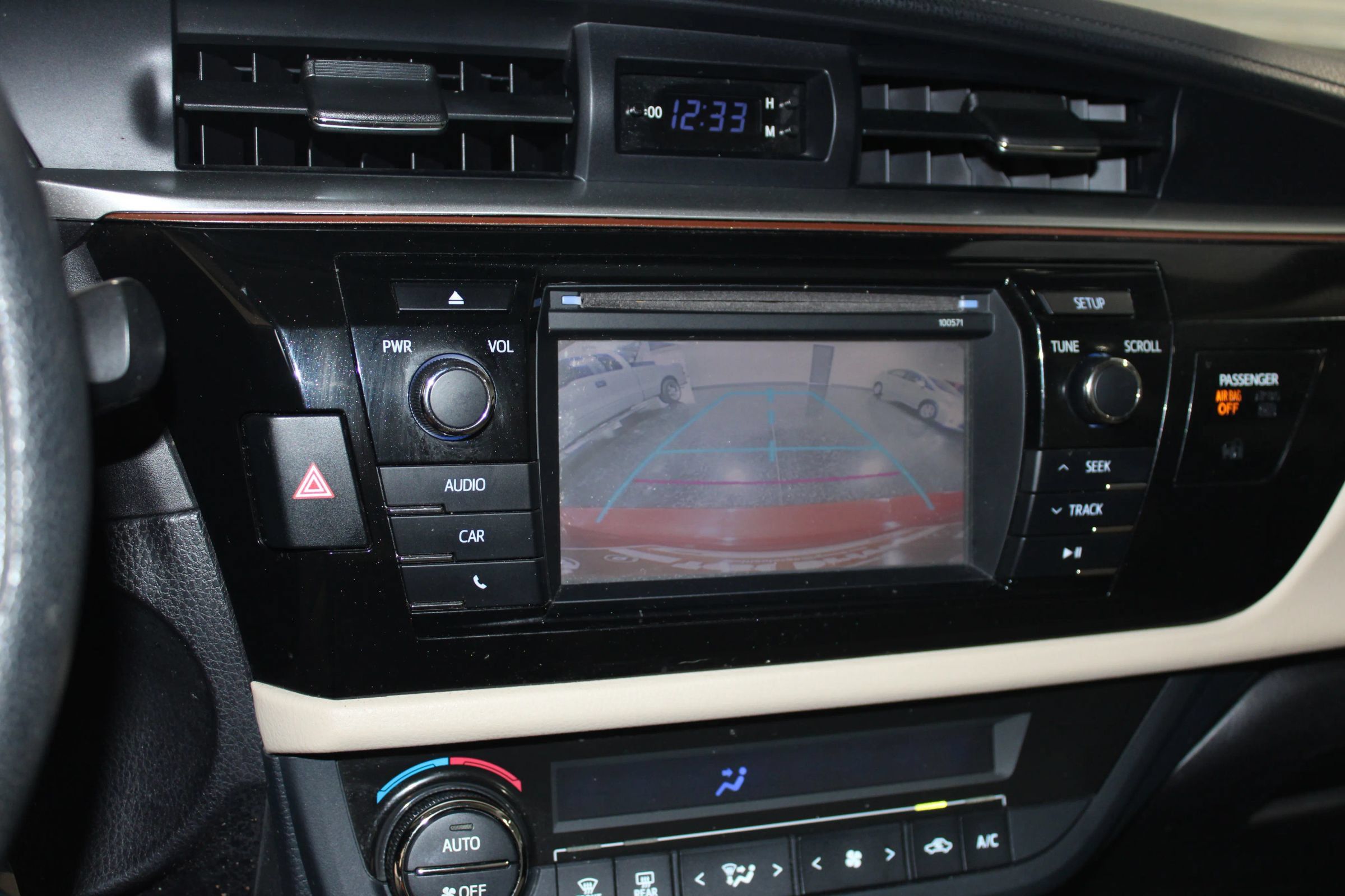 Used 2016 Toyota Corolla LE FWD image 14