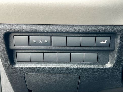 New 2025 Mitsubishi Outlander SE image 9