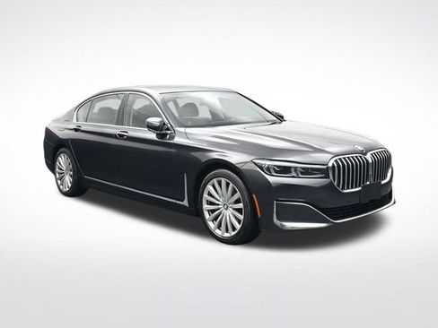 Used 2022 BMW 740i w/ Premium Package image 2