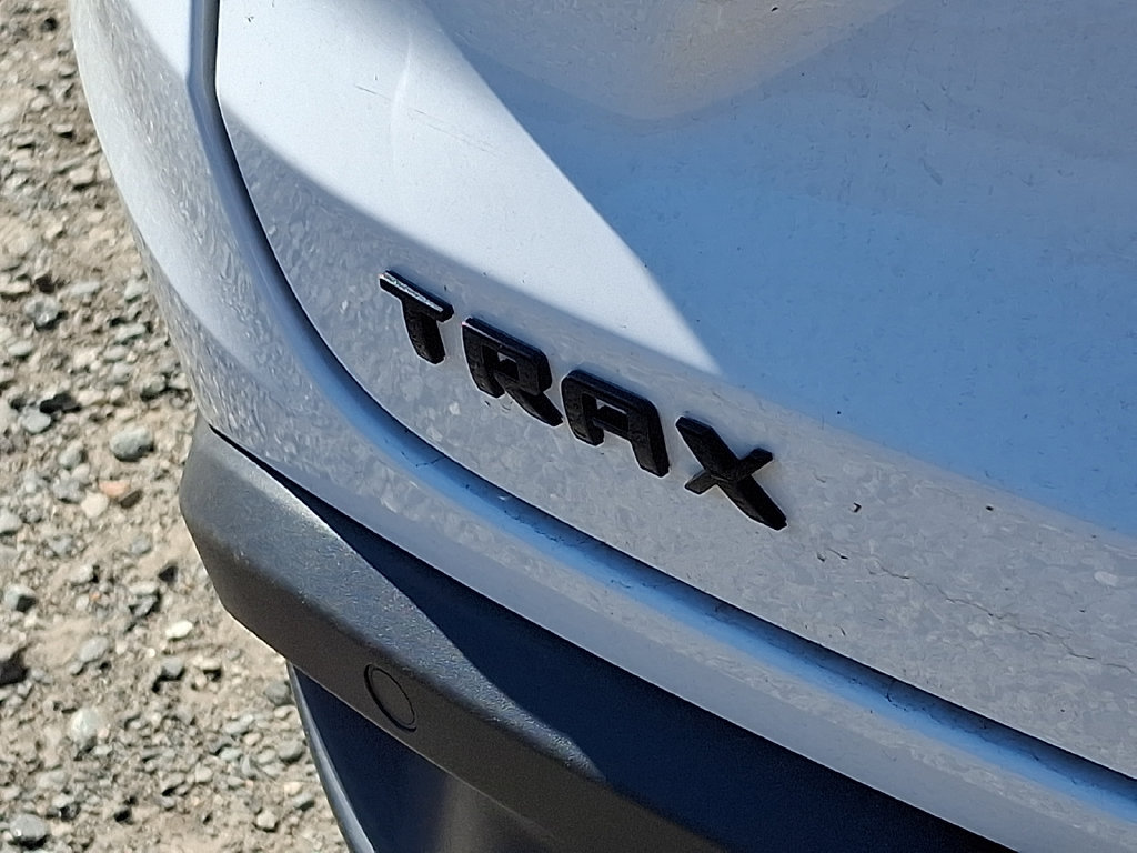 Used 2024 Chevrolet Trax RS w/ Sunroof Package FWD image 30