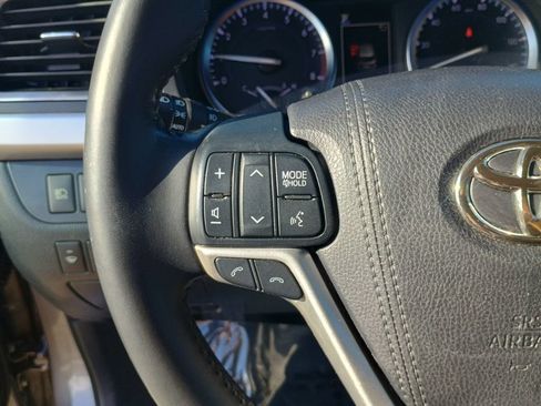 Used 2017 Toyota Highlander Limited FWD image 29