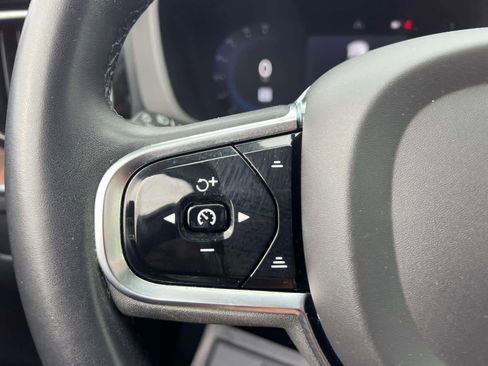 Used 2023 Volvo XC60 B5 Plus image 25