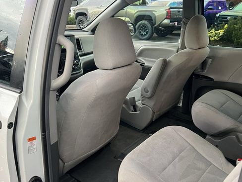 Used 2017 Toyota Sienna L image 16