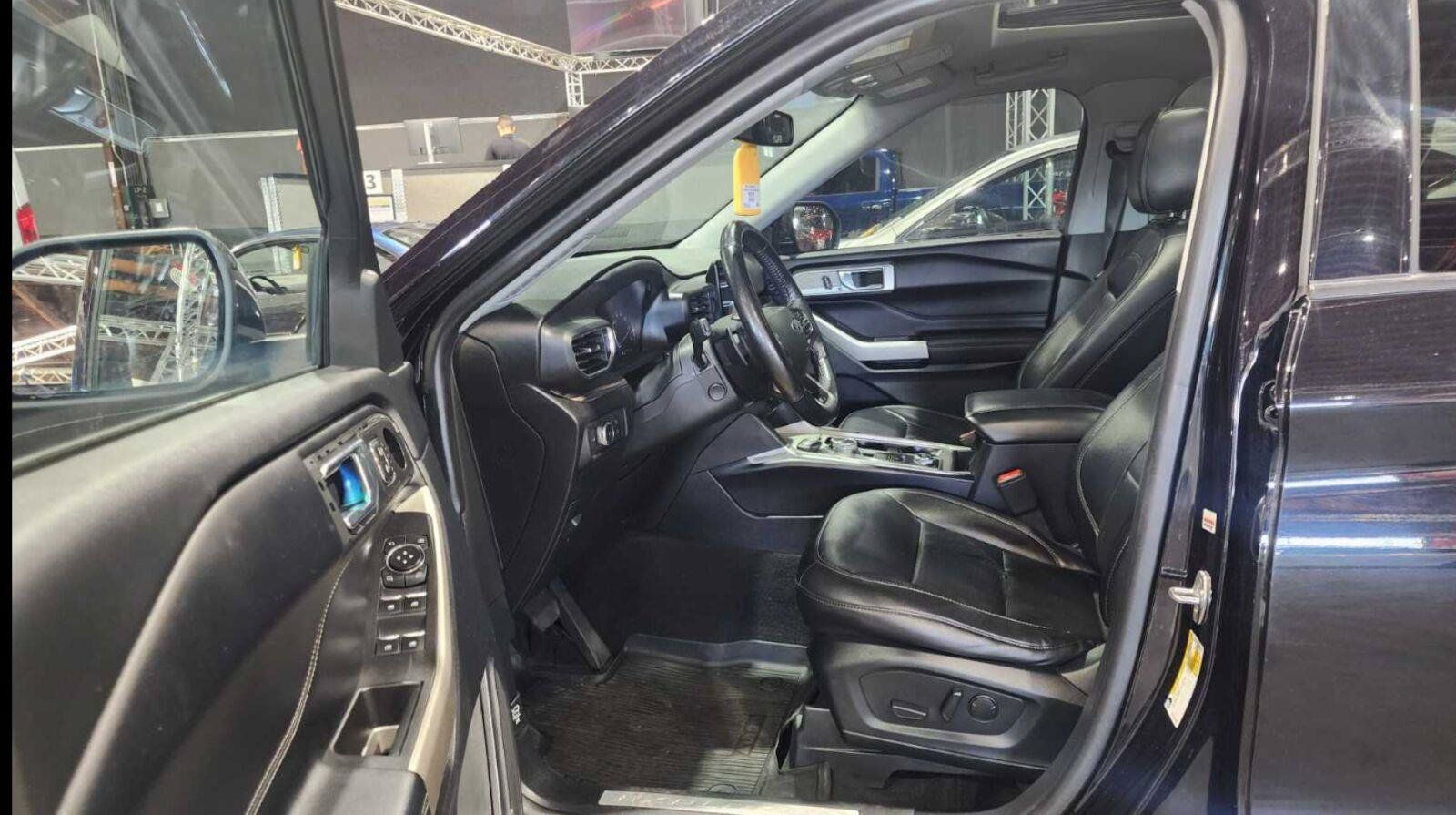 Used 2021 Ford Explorer Limited w/ Equipment Group 301A AWD/4WD image 9