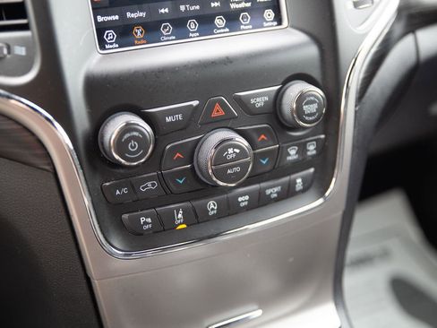 Used 2021 Jeep Grand Cherokee Laredo image 15