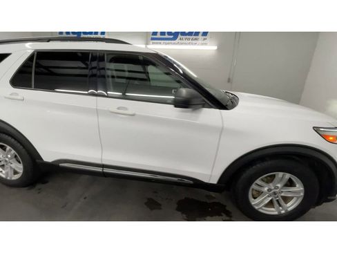 Used 2020 Ford Explorer XLT image 2