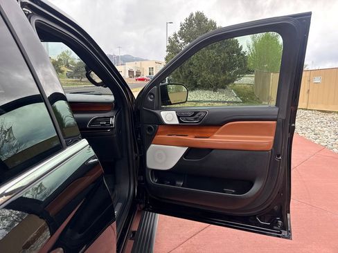 Used 2018 Lincoln Navigator Reserve w/ Technology Package image 29