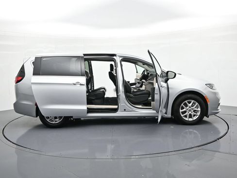 Used 2024 Chrysler Pacifica Touring-L FWD image 24
