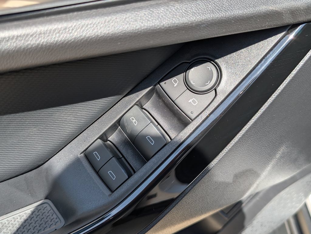 New 2027 Chevrolet Equinox LT w/ Convenience Package II FWD image 13