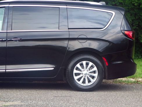 Used 2019 Chrysler Pacifica Touring-L FWD image 24
