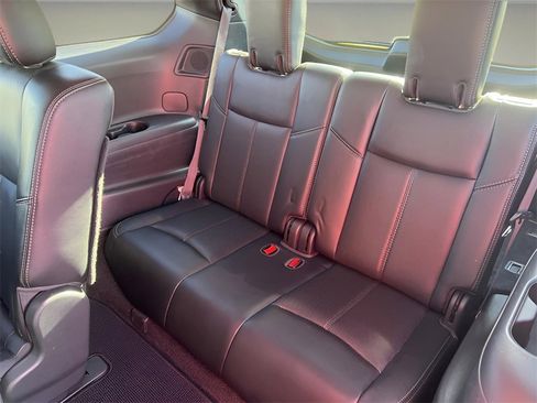 Used 2015 Nissan Pathfinder Platinum image 16