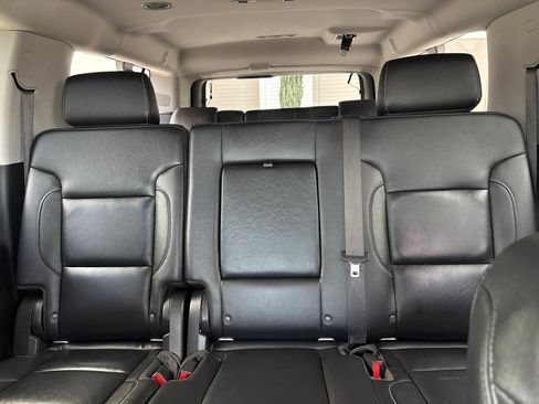 Used 2020 Chevrolet Suburban LT image 28