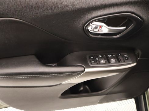 Used 2020 Jeep Cherokee Latitude FWD image 14