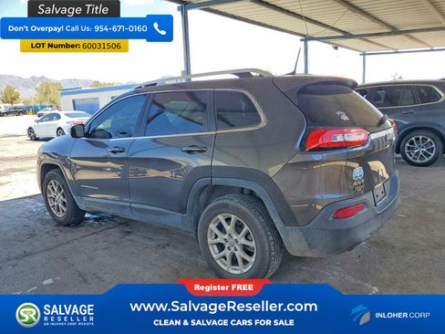 Used 2017 Jeep Cherokee Latitude w/ Cold Weather Group AWD/4WD image 3