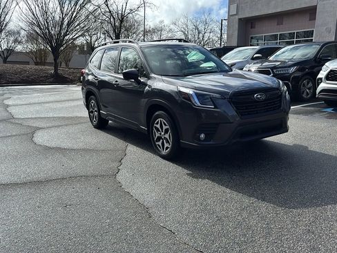 Used 2023 Subaru Forester Premium image 3
