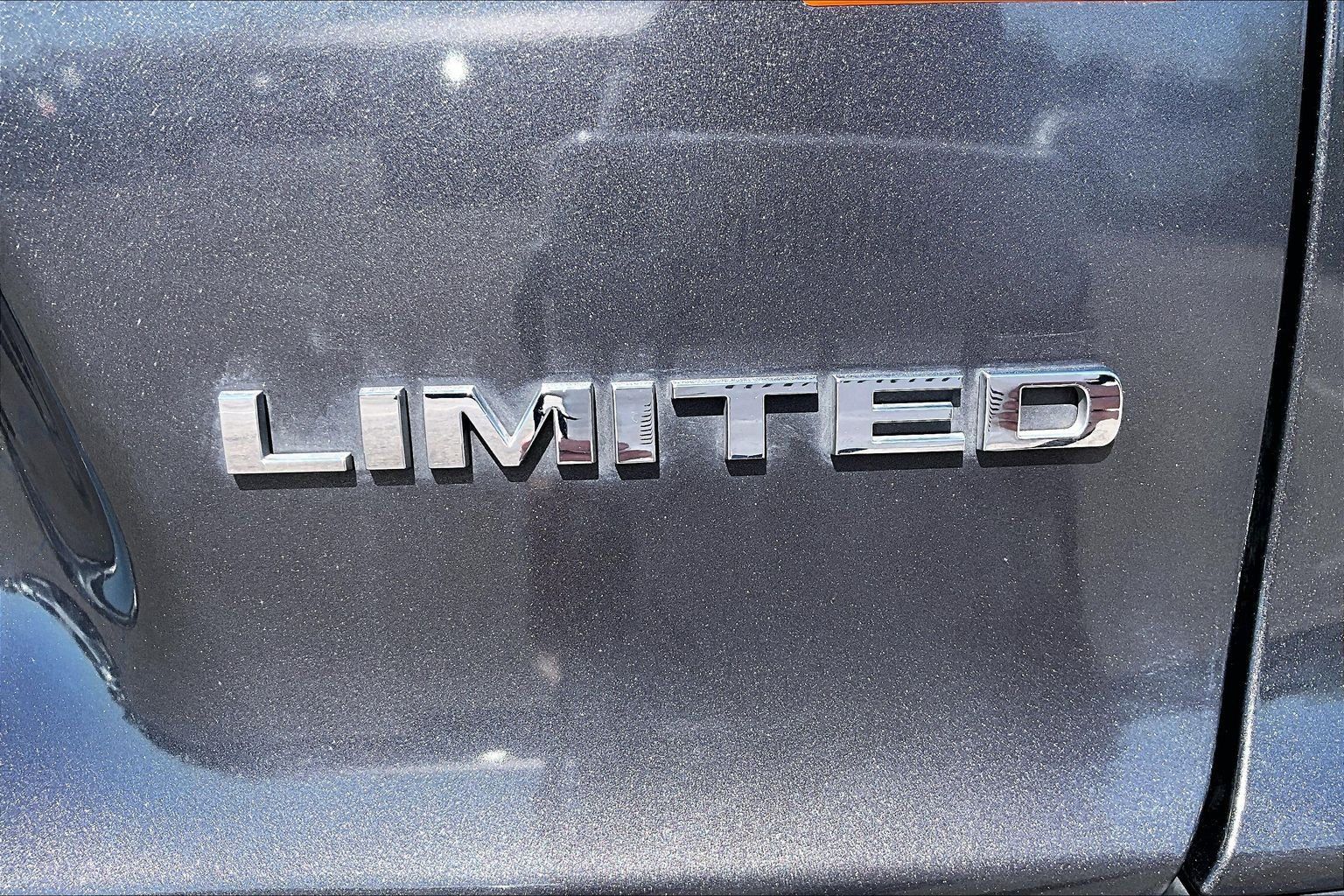 Used 2019 Jeep Cherokee Limited w/ Luxury Group AWD/4WD image 32
