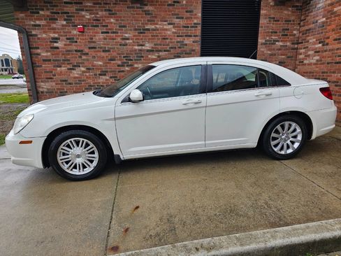 Used 2010 Chrysler Sebring Limited image 4