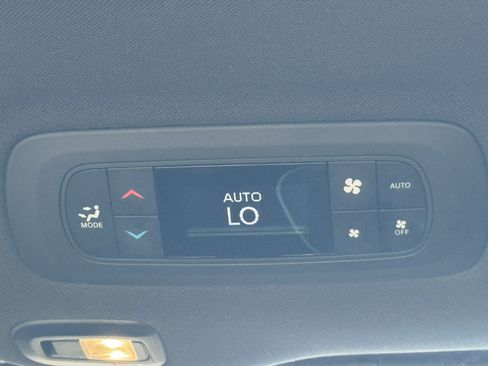Used 2025 Chrysler Pacifica Limited FWD image 25