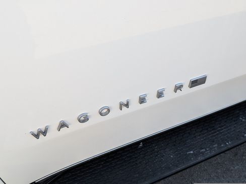 Used 2023 Jeep Wagoneer L Series II RWD image 9