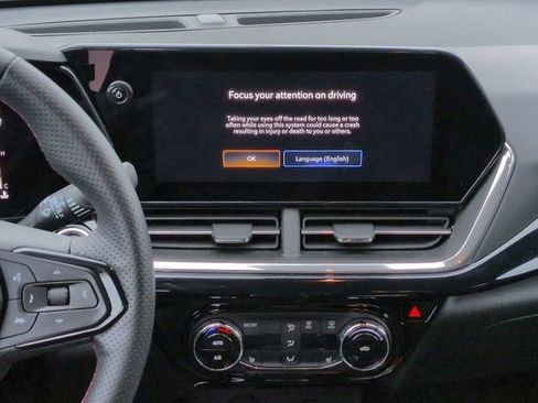 Used 2025 Chevrolet Trax RS w/ Sunroof Package image 17