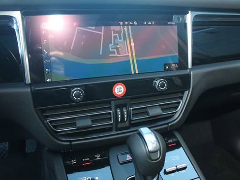 New 2026 Porsche Macan Base image 17