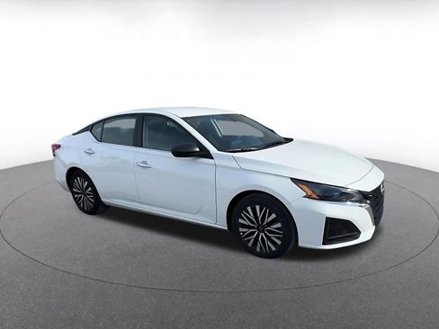 Used 2025 Nissan Altima 2.5 SV image 2