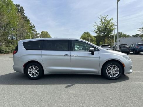 Used 2023 Chrysler Voyager LX FWD image 6