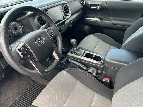 Certified 2022 Toyota Tacoma TRD Off-Road AWD/4WD image 9