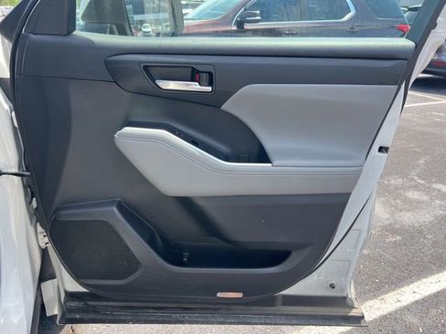 Used 2021 Toyota Highlander XLE FWD image 34