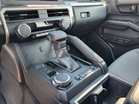 Certified 2025 Toyota Tacoma SR5 AWD/4WD image 17