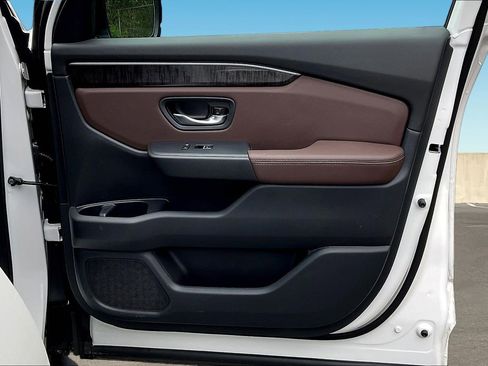 Used 2025 Honda Pilot Elite image 29