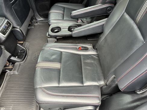 Used 2019 Toyota Highlander SE w/ Nightshade Edition AWD/4WD image 14